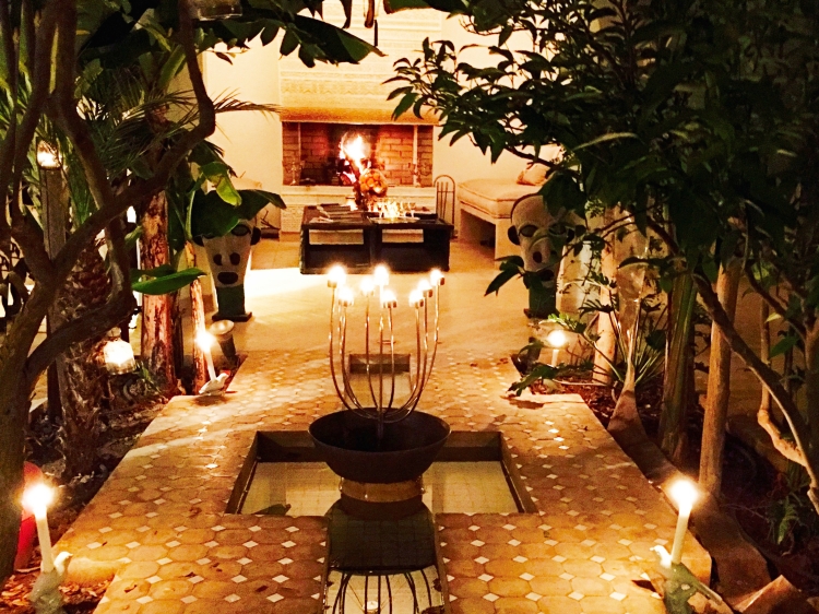 Salón con chimenea en el patio