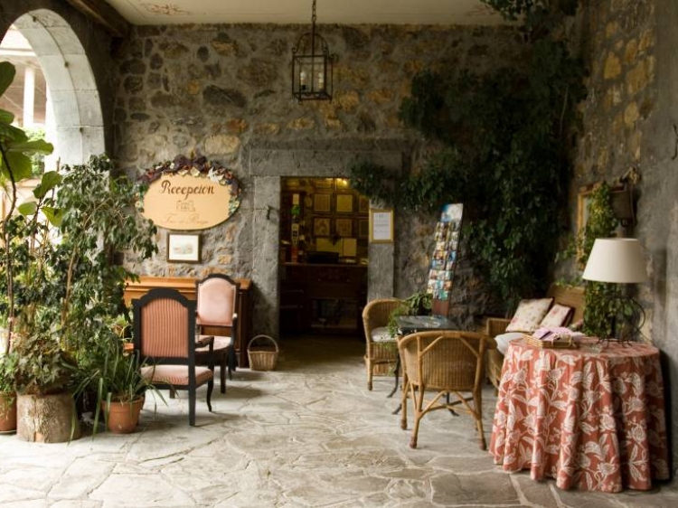 Hotel Palacio Torre de Ruesga romántico y romántico edificio histórico hermoso paisaje encantadora vista con encanto