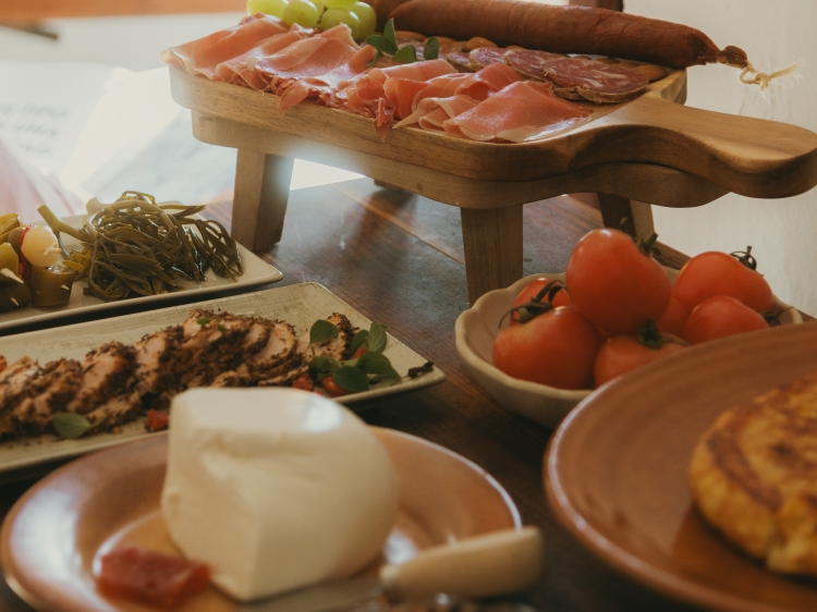 Hotel Casa Mona. Vacaciones en familia. Retiro de yoga y bienestar.  Hoteles con encanto en Mallorca, pueblo de Llubí. Acogedor y en el centro de Mallorca. Escapada romántica en pareja. 