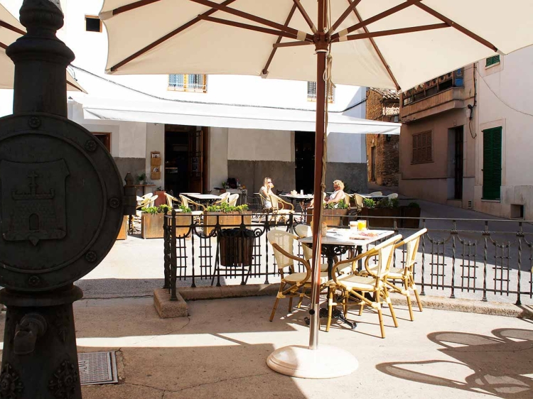Hotel Restaurante Forn Nou en Arta Mallorca hotel económico en un pueblo