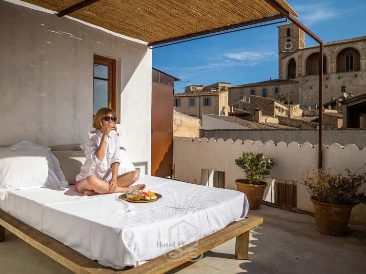 Hotel Restaurante Forn Nou en Arta Mallorca hotel económico en un pueblo