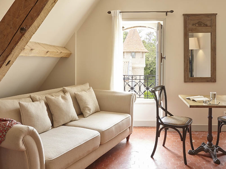 Château Les Carrasses es un alojamiento boutique de lujo con habitaciones y apartamentos en alquiler en Quarante, Occitania – elegante, íntimo y con servicio de autoservicio.