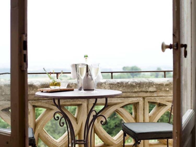 Château Les Carrasses es un alojamiento boutique de lujo con habitaciones y apartamentos en alquiler en Quarante, Occitania – elegante, íntimo y con servicio de autoservicio.