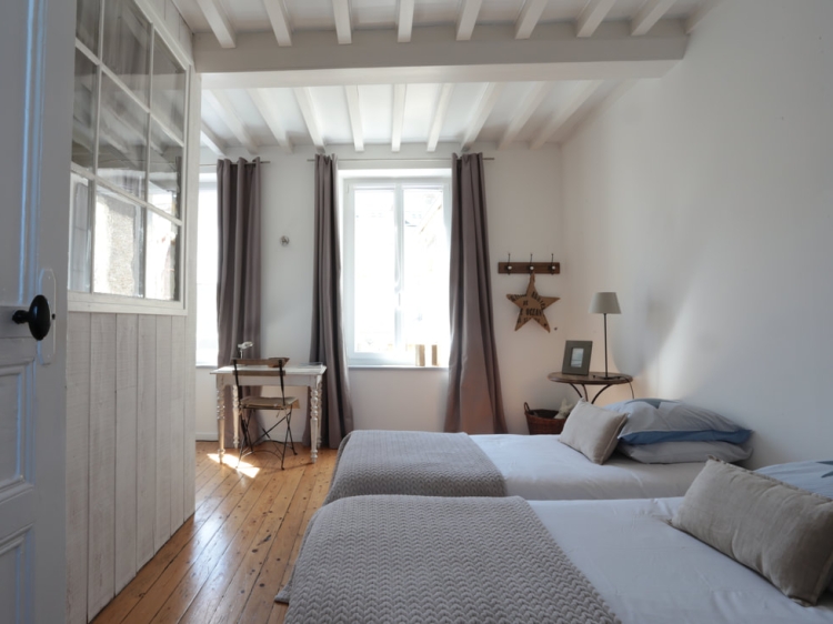 Casita de pescadores que combina autenticidad y espíritu contemporáneo, con una terraza excepcional con vistas al mar.