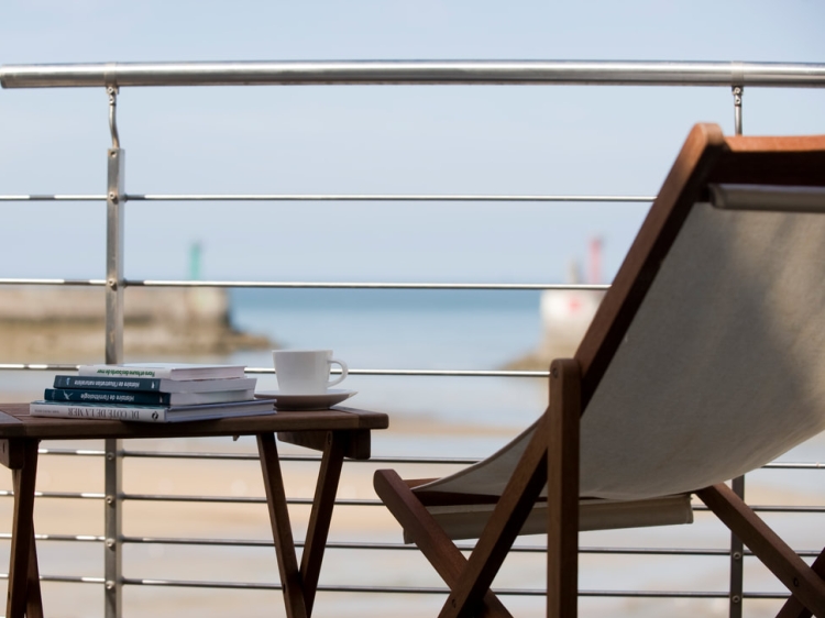 Casita de pescadores que combina autenticidad y espíritu contemporáneo, con una terraza excepcional con vistas al mar.