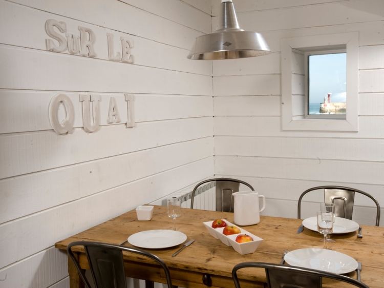 Casita de pescadores que combina autenticidad y espíritu contemporáneo, con una terraza excepcional con vistas al mar.