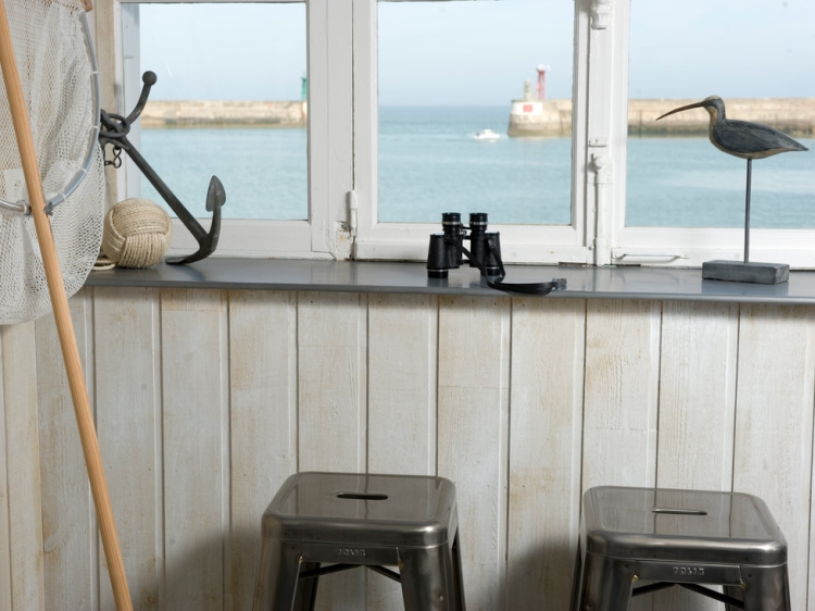 Casita de pescadores que combina autenticidad y espíritu contemporáneo, con una terraza excepcional con vistas al mar.