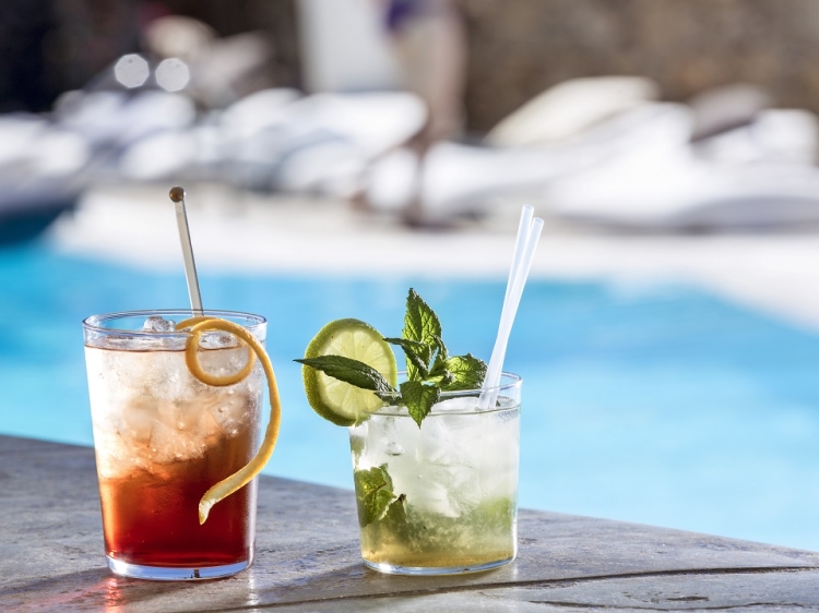 bebida  en el hotel con encanto Ostraco Hotel & Suites en mykonos 