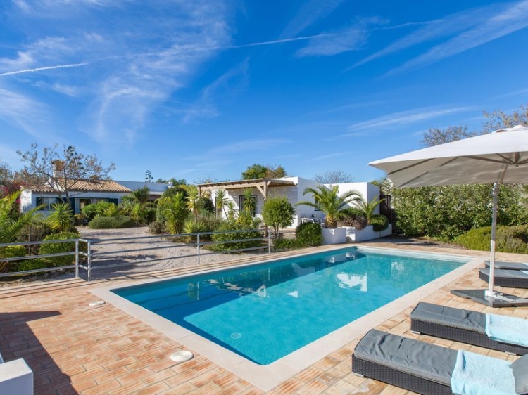Escapada en Casa Caranguejo Loulé Algarve Portugal piscina hamacas relajación nadar 