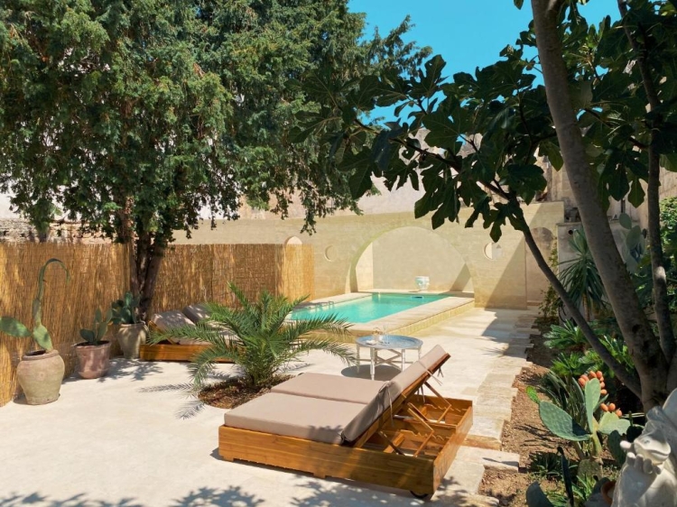 Palazzo Ambasciatore es una elegante casa de vacaciones en Puglia, ideal para grupos de hasta 10 personas. Con cinco amplias habitaciones, esta propiedad combina el encanto histórico de un palacio italiano con todas las comodidades modernas. La piscina privada y el tranquilo jardín invitan a relajarse bajo el sol del sur de Italia. Perfecta para familias o grupos de amigos que buscan privacidad, confort y una ubicación auténtica cerca del mar y de pintorescos pueblos.