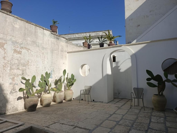 Palazzo Ambasciatore es una elegante casa de vacaciones en Puglia, ideal para grupos de hasta 10 personas. Con cinco amplias habitaciones, esta propiedad combina el encanto histórico de un palacio italiano con todas las comodidades modernas. La piscina privada y el tranquilo jardín invitan a relajarse bajo el sol del sur de Italia. Perfecta para familias o grupos de amigos que buscan privacidad, confort y una ubicación auténtica cerca del mar y de pintorescos pueblos.