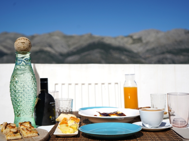 desayuno en la terraza privada