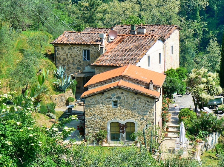  Complejo con una casa de vacaciones en primer plano