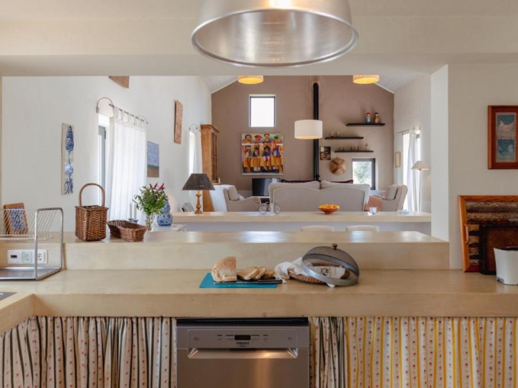 Alojamiento espacioso: Espaço Fataca - Sw Alentejano en São Teotónio ofrece una espaciosa villa con dos dormitorios y dos baños. La propiedad incluye una sala de estar y una entrada privada.
