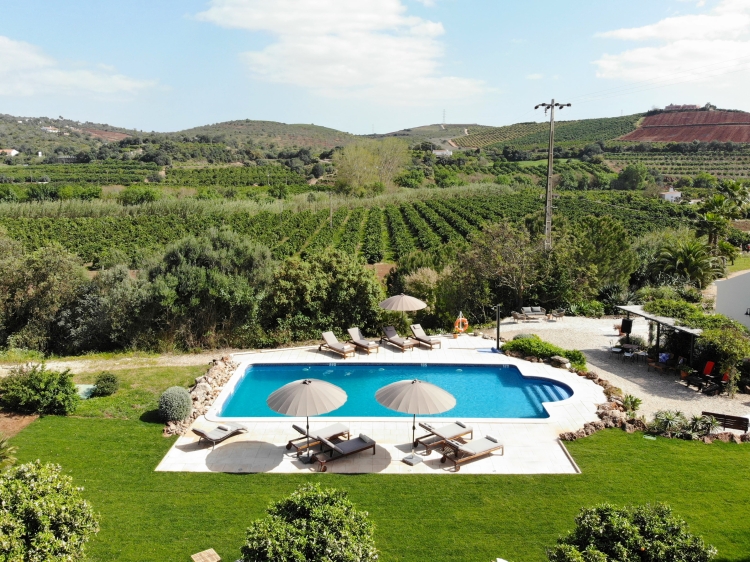Vista a la piscina y al jardín de Quinta da Luz - Un B&B con encanto de lujo en el Algarve Secretplaces