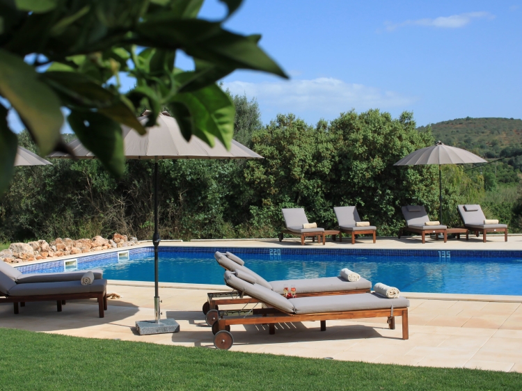 Zona de piscina en Quinta da Luz - Un B&B con encanto de lujo en el Algarve Secretplaces