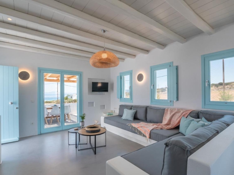 hermosa sala de estar en la villa del arpista azul Koufonisia 