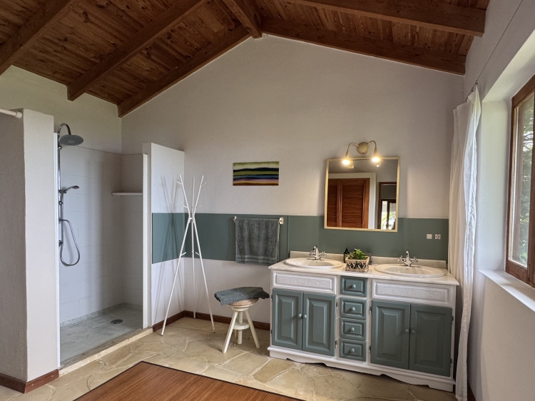 Bellamare Self-Catering, Tenerife Disfruta de una estancia inolvidable en la preciosa villa Bellamare en Tenerife. La propiedad cuenta con dos elegantes habitaciones, cocina totalmente equipada y amplias zonas exteriores para relajarse. Ideal para unas vacaciones tranquilas en un entorno paradisíaco.