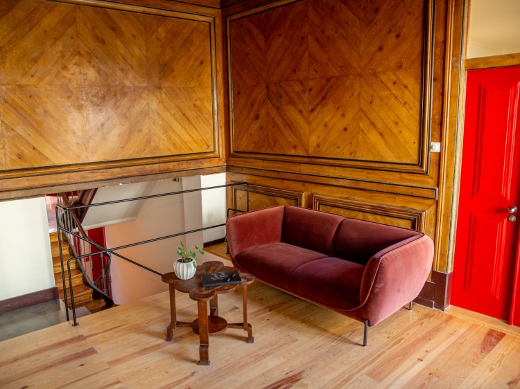 Salón de madera pintada