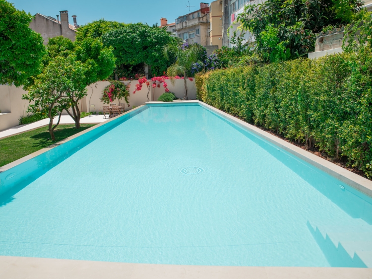 Refrésquese en nuestra piscina de 16 metros de largo