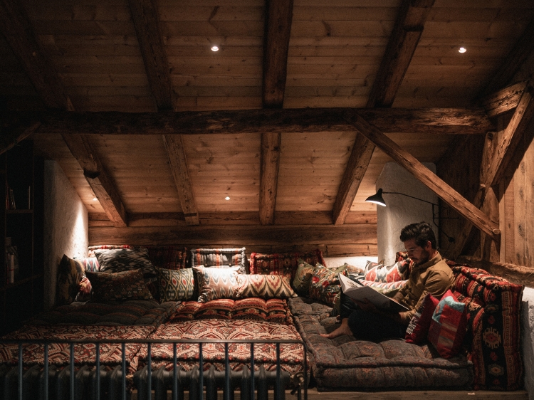 Salón con biblioteca Felder Alpin Lodge