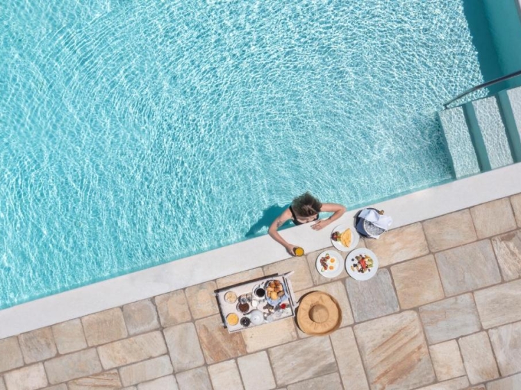 Anema Boutique Hotel en Grecia Desayuno en la piscina santorini
