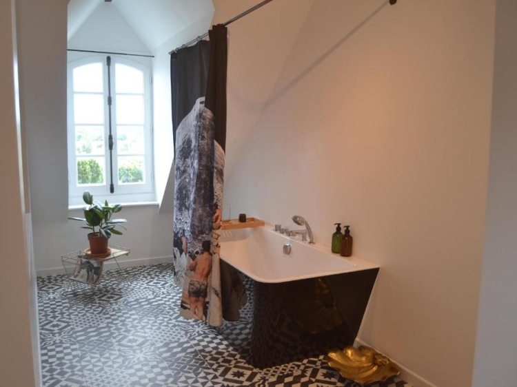 bathroom with tub, artefact lamballe france, secretplaces