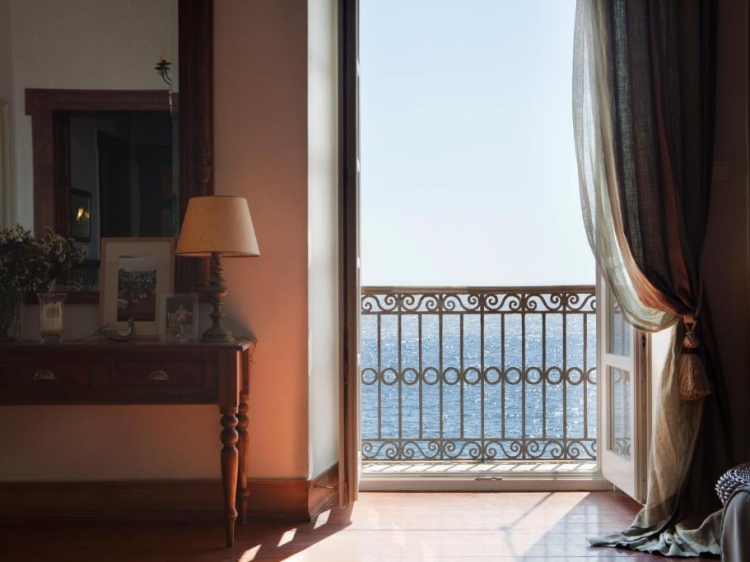 Hotel Xenon Apollonos con vistas al mar en Ermoupoli y a la playa de Asteria