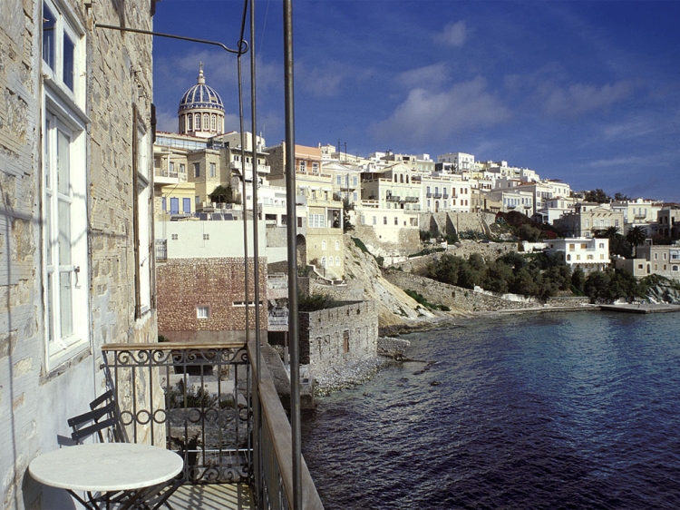 Xenon Apollonos Hotel boutique con vistas al mar en Ermoupoli y a la playa de Asteria