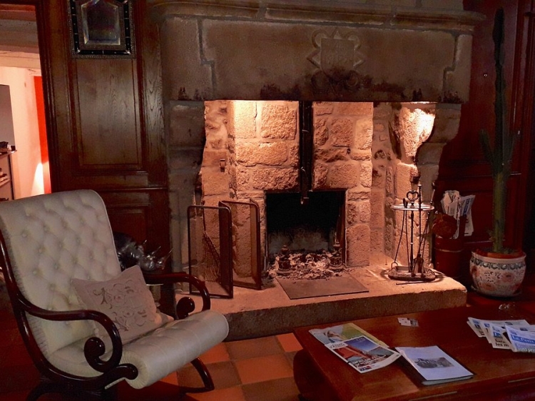 Chimenea del hotel boutique La Meffrais 1741 Bretaña Francia