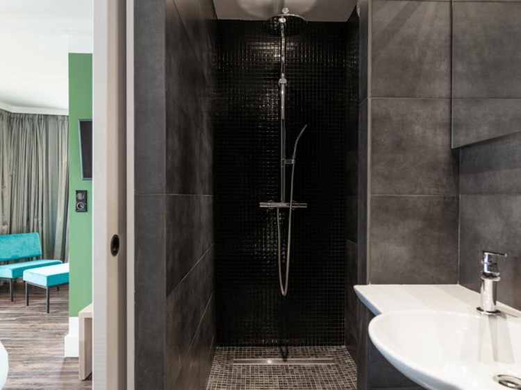 Cuarto de baño del hotel boutique Bateau libre Bénodet Britanny