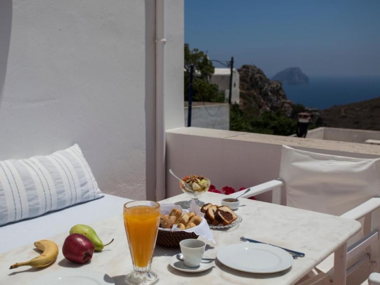 Desayuno en Nostos Guesthouse Kýthira Grecia solo adultos