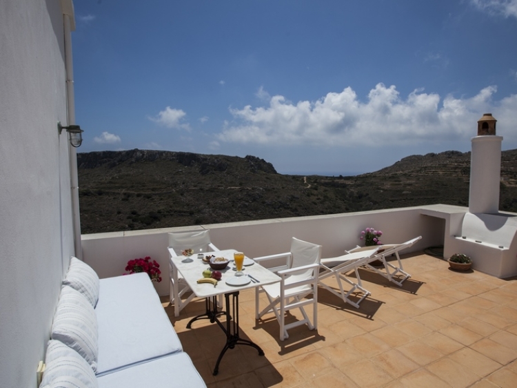Terraza en Nostos Guesthouse Kýthira Grecia solo adultos vintage