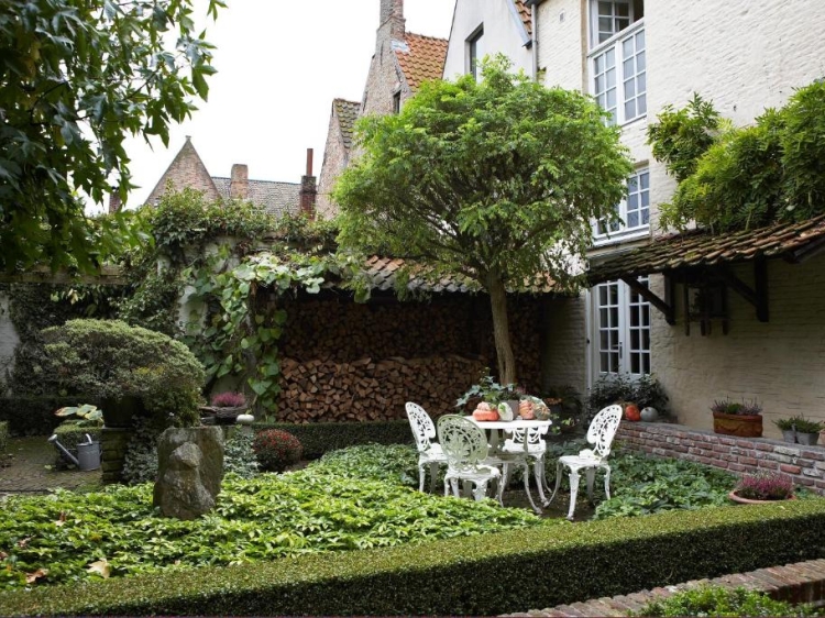 Jardín de la Pensión Exclusiva Número 11 Brujas Romántica