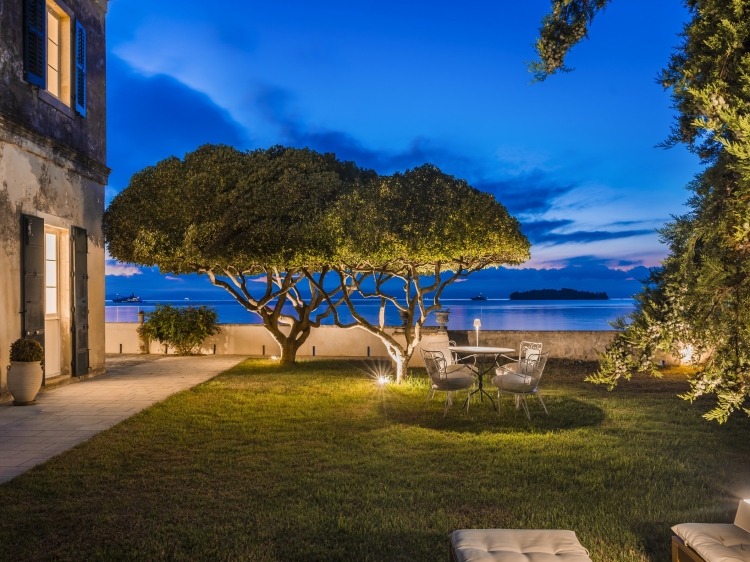Los jardines de Villa Posillipo Corfú Villa Posillipo Corfu casa romantica en corfu frente al mar