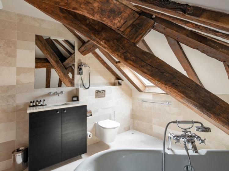 Cuarto de baño en el histórico hotel de lujo Le Presbytère de París