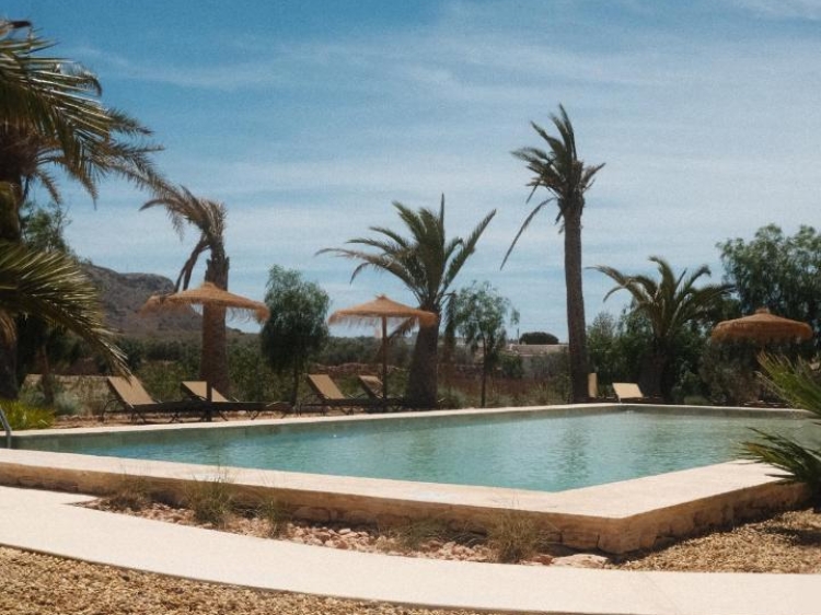 Piscina del hotel boutique Equilicuà Agua Amarga España