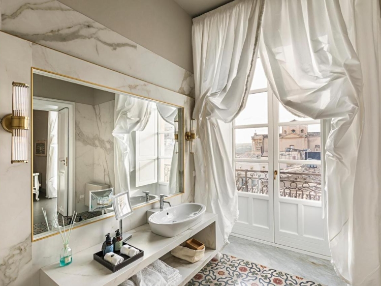 Lujoso baño con vistas panorámicas en Seven Rooms Villadorata en Noto