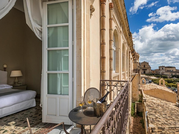 Balcon con vistas panoramicas en Seven Rooms Villadorata en Noto