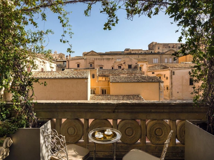 Balcón con vista panorámica de los tejados en Seven Rooms Villadorata en Noto