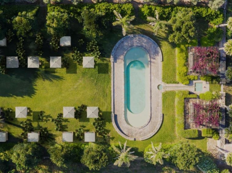 Piscina exterior y jardín del exclusivo Vestige Son Vell. Isla de Menorca.      