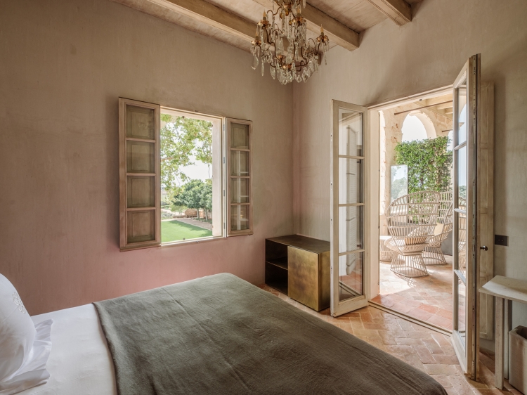 Suite con terraza. Exclusivo y lujoso hotel-boutique Vestige Son Vell en Menorca, Islas Baleares. Vacaciones en el mar Mediterraneo. 