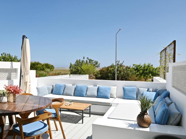 Balcón con sofa y vistas a Ria Formosa. Exclusivoy de lujo. Casas de Sal en Fuseta, Algarve, Portugal. Vacaciones. Gran casa con piscina.