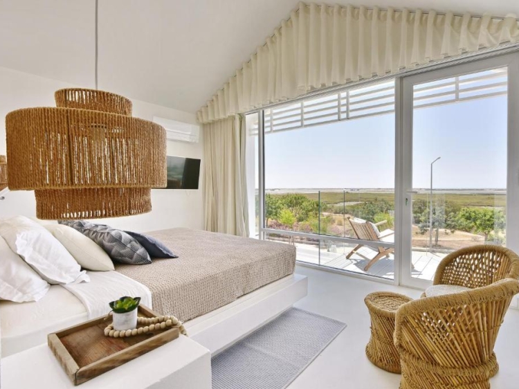 Suite acogedora con balcón y vistas a la naturaleza en Casas de Sal en Fuseta, Algarve, Portugal. Vacaciones en familia. Gran casa con piscina. Ria Formosa.