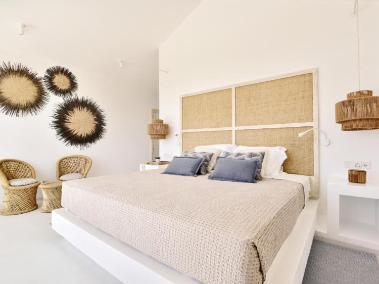 Suite acogedora con balcón y vistas a la naturaleza en Casas de Sal en Fuseta, Algarve, Portugal. Vacaciones en familia. Gran casa con piscina. Ria Formosa.