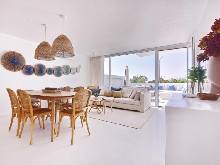 Salón y comedor con amplio sofa. Exclusivo y de lujo. Casas de Sal en Fuseta, Algarve, Portugal. Vacaciones en familia. Gran casa con piscina. Ria Formosa. 