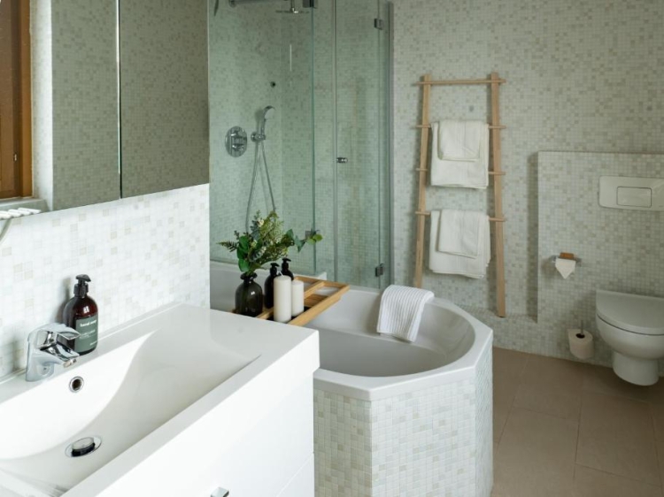 Bonito y elegante baño del hotel The Charming by Curt Suites. Hotel exclusivo y céntrico en Berlín.