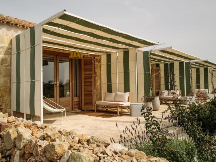 Suite con terraza Amagatay Menorca. Hotel con encanto en el campo. Piscina exterior. Islas Baleares. Vacaciones sólo adultos. 