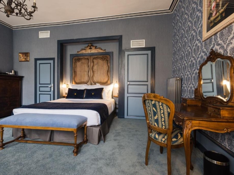 Habitación del hotel exclusivo Le Petit Manoir en Sarlat-la-Canéda en Francia. Hotel con encanto y piscina. Agradable y acogedor.  
