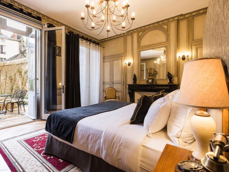 Habitación del hotel exclusivo Le Petit Manoir en Sarlat-la-Canéda en Francia. Hotel con encanto y piscina. Elegante y acogedor.  